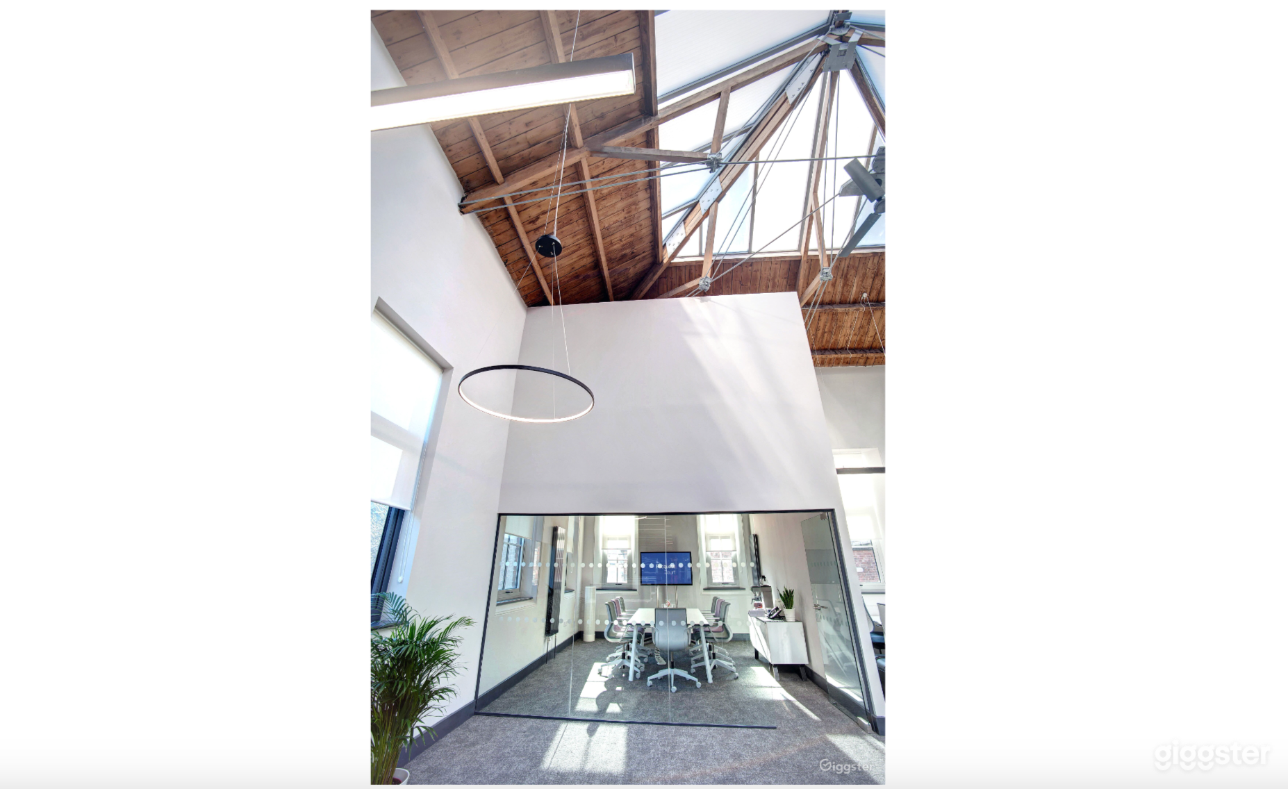 First Floor Meeting Room with High Ceiling Photo 4