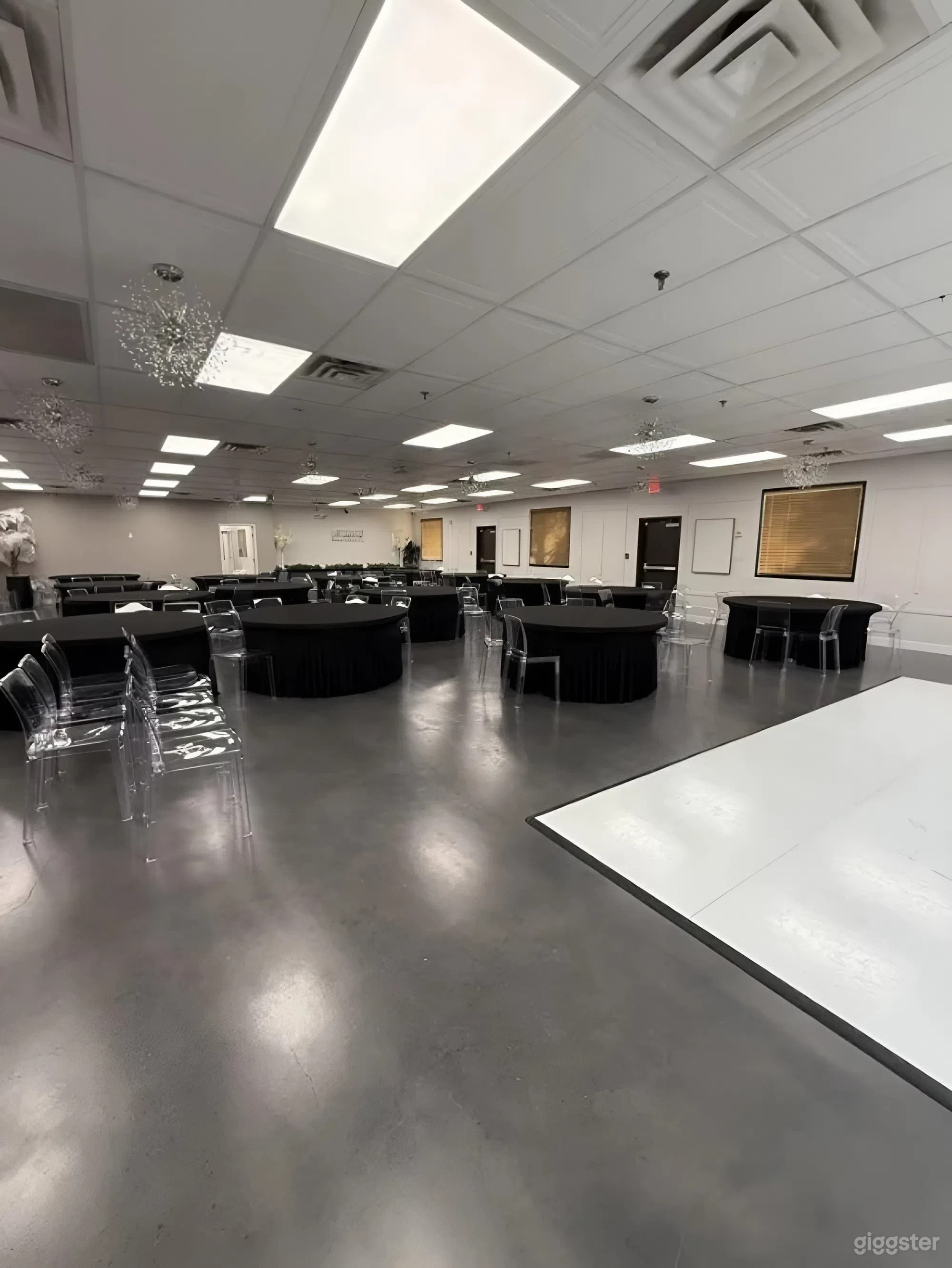 Spacious and Elegant Las Vegas Event Venue Photo 3