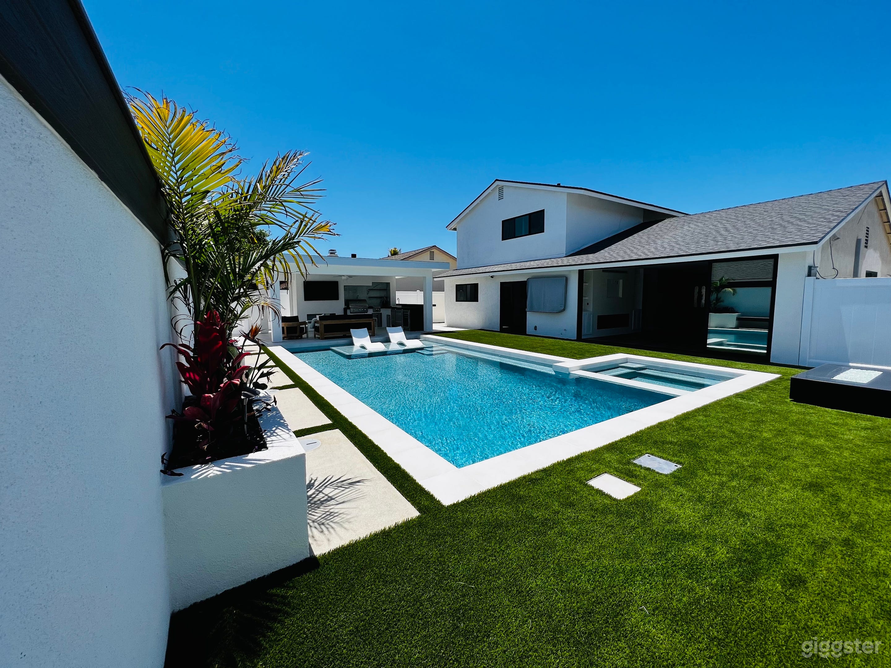 Seabreeze-kissed Modern Home in SurfCity Photo 4