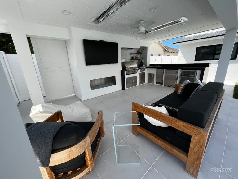  Seabreeze-kissed Modern Home in SurfCity 