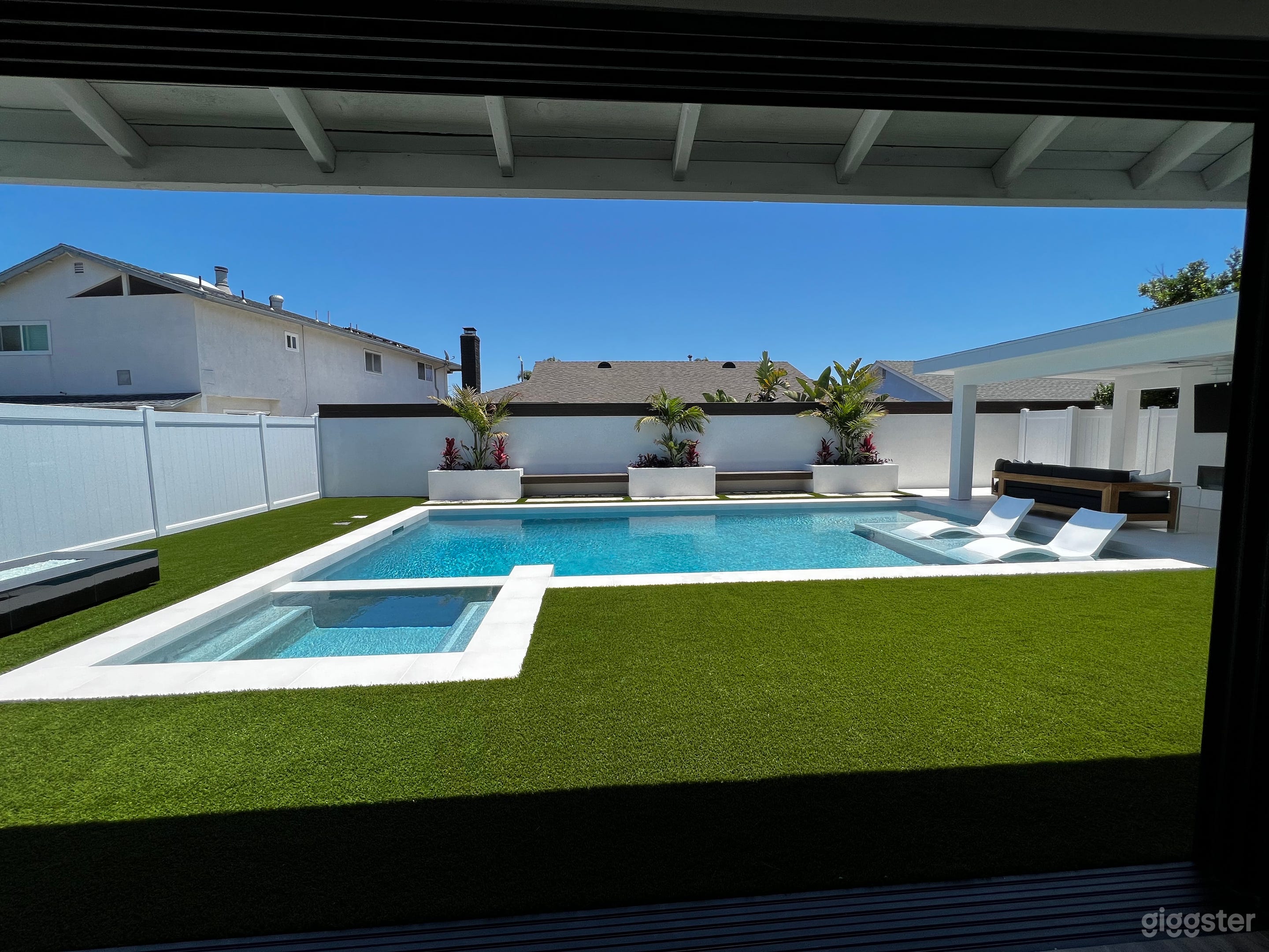 Seabreeze-kissed Modern Home in SurfCity Photo 3