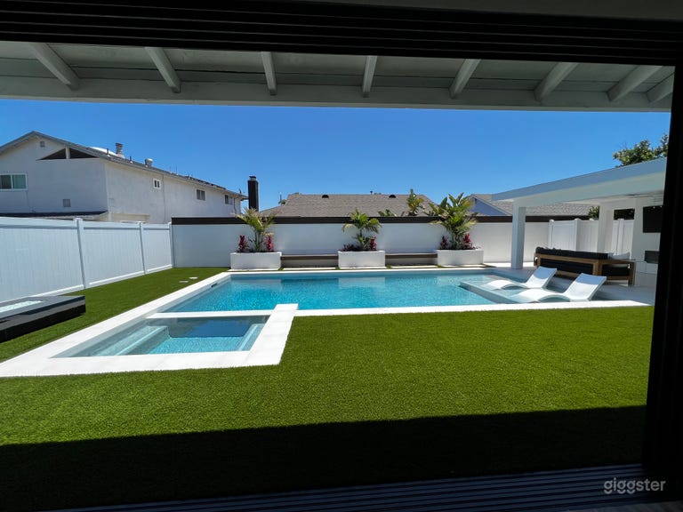  Seabreeze-kissed Modern Home in SurfCity 