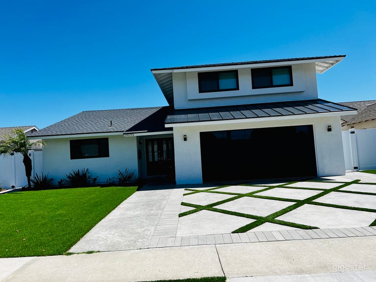  Seabreeze-kissed Modern Home in SurfCity 