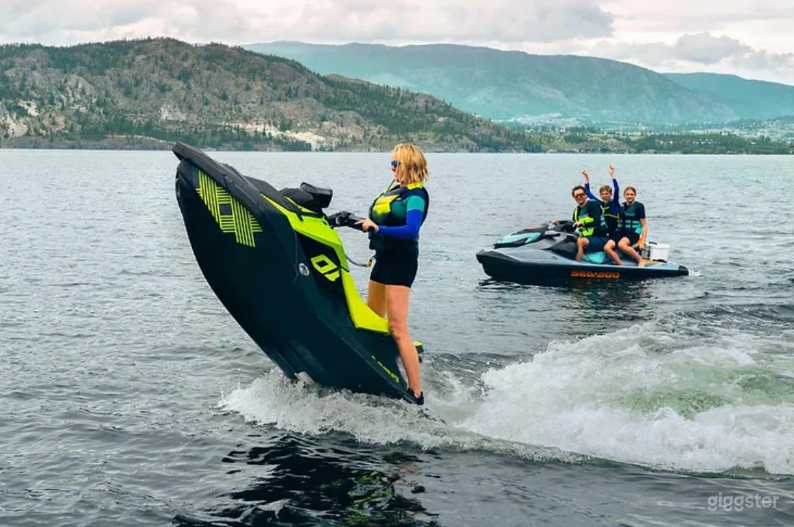 Head-turner Boat  Photo 1