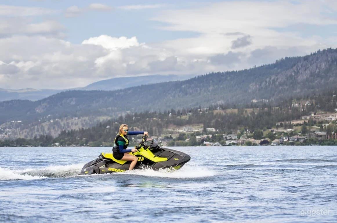 Head-turner Boat  Photo 2