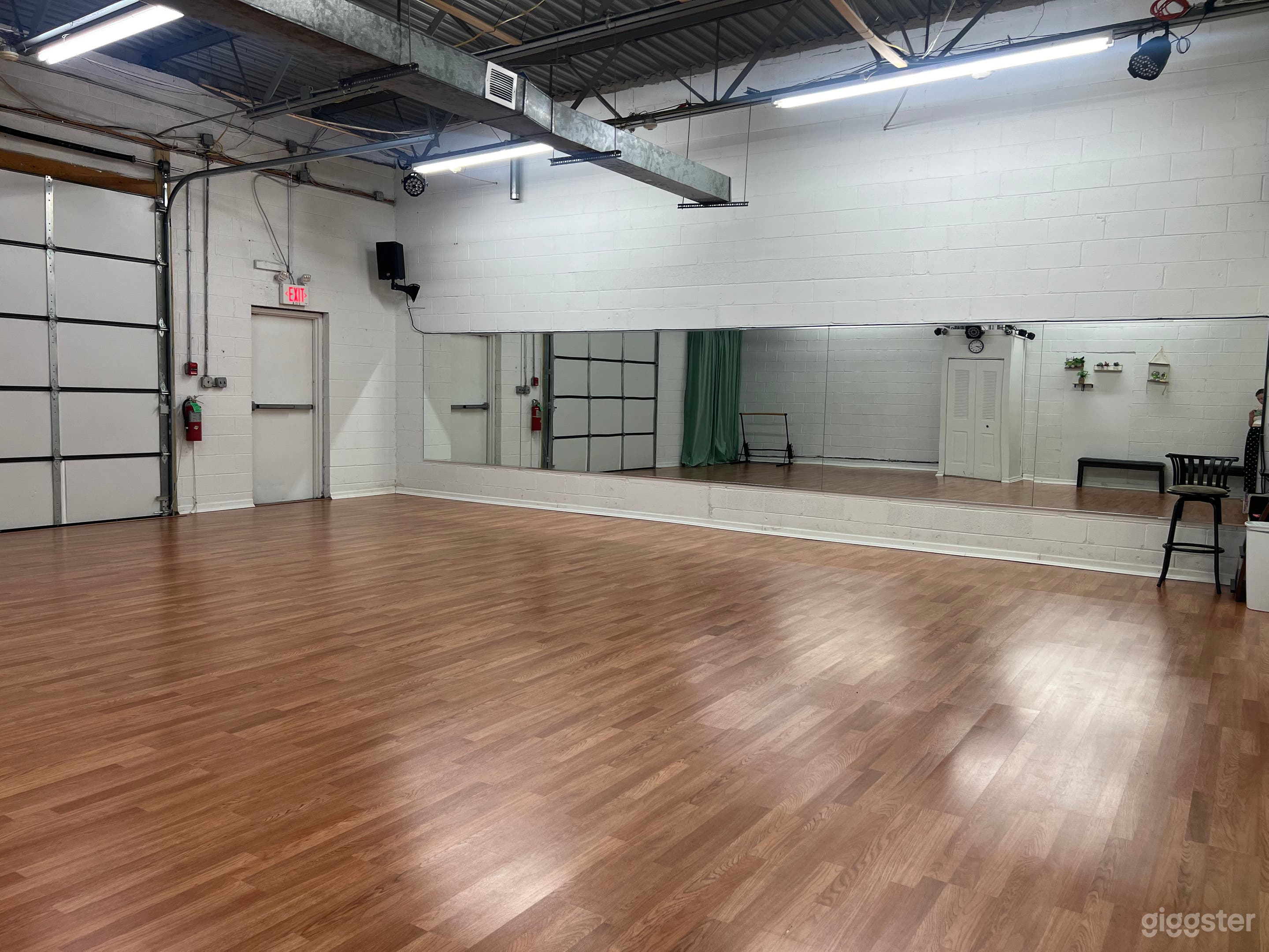 Large Room with Regular Lighting