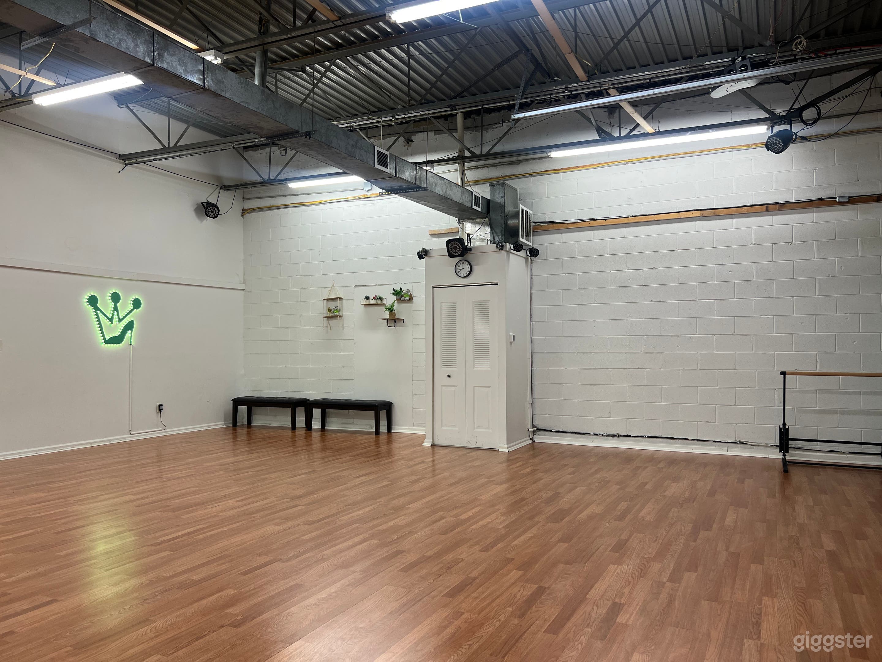 Large Room with Regular Lighting