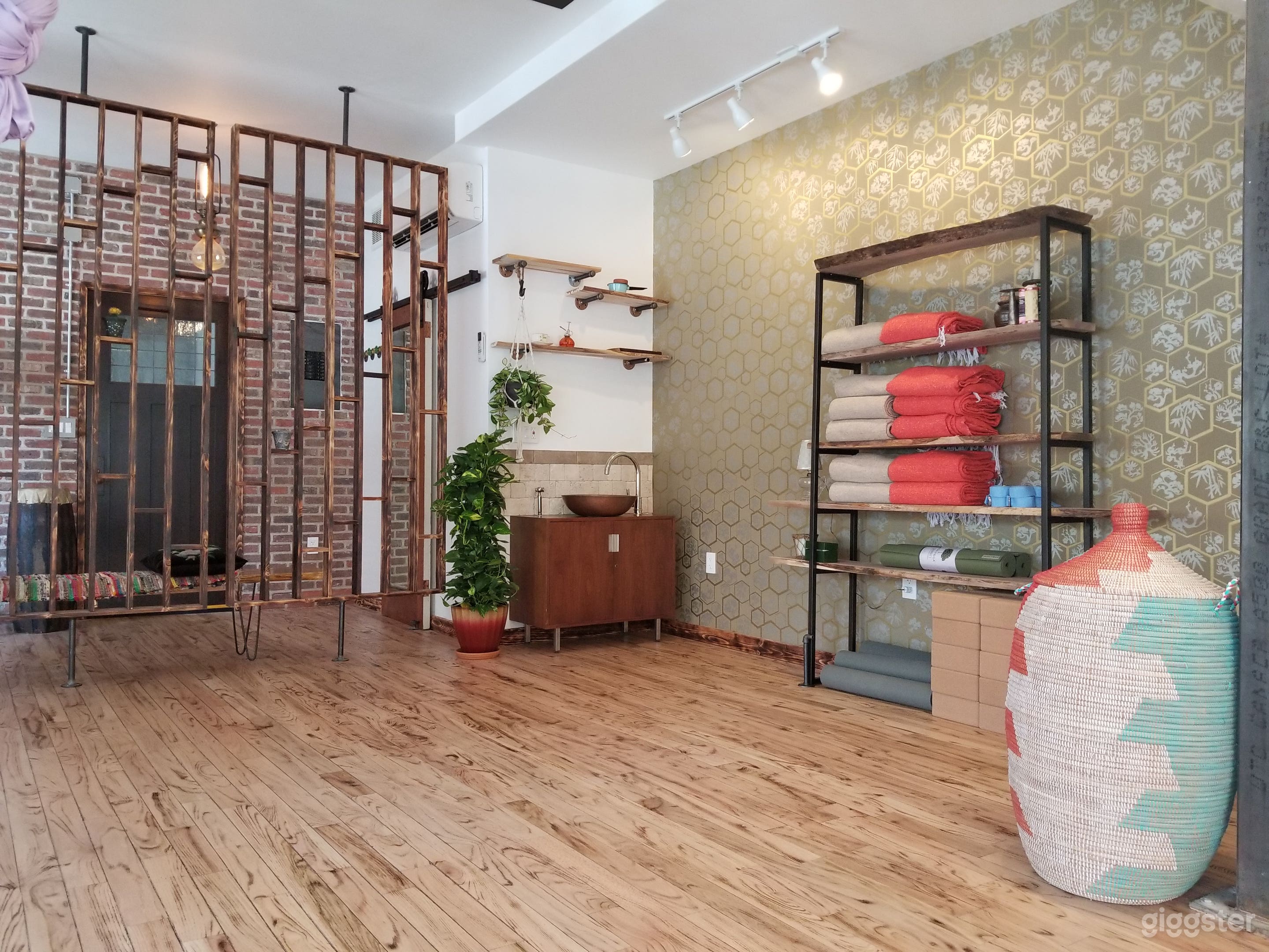 Well Designed Earthy, Green Space w/Natural Light Photo 3