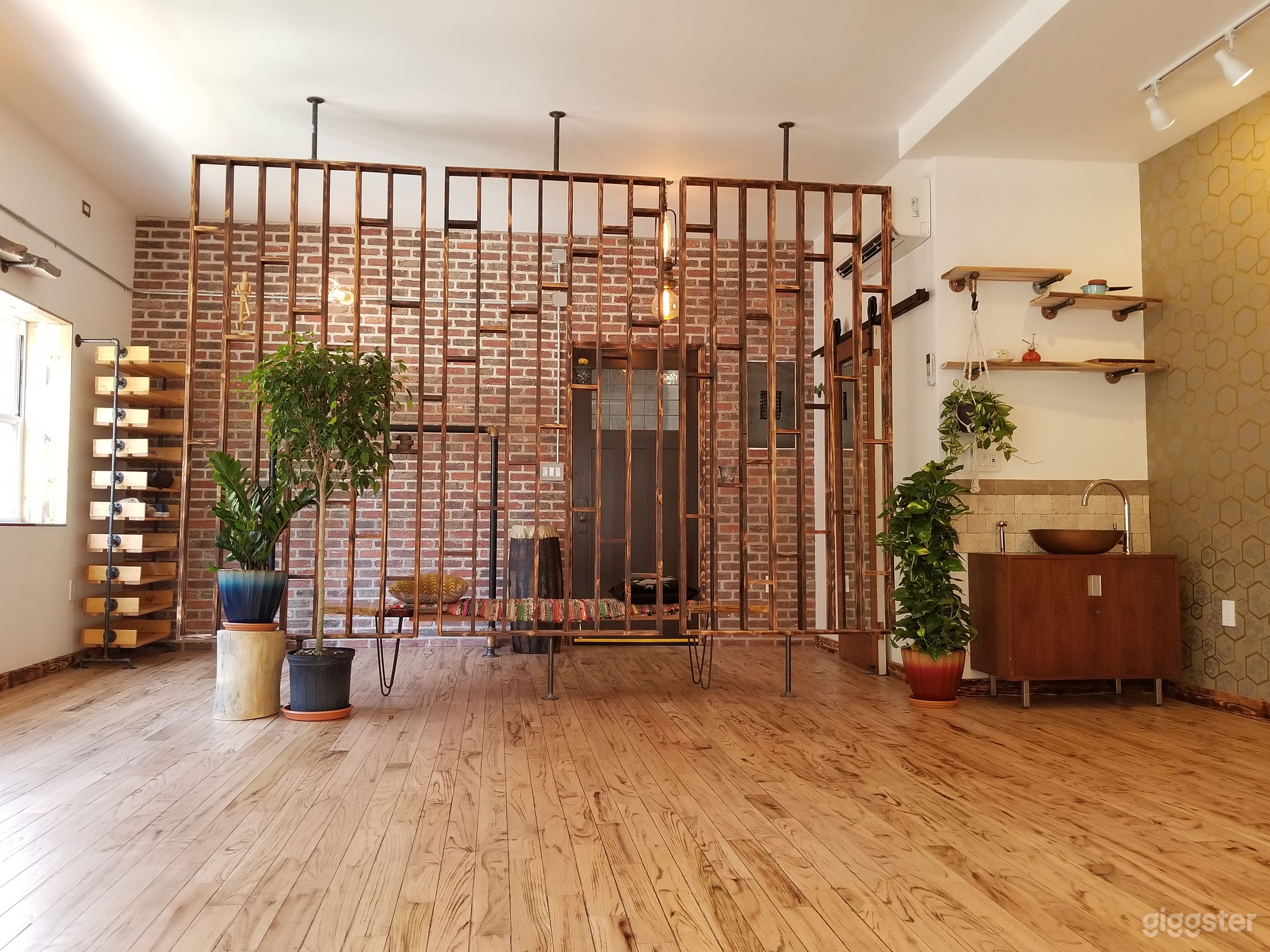 Well Designed Earthy, Green Space w/Natural Light Photo 2