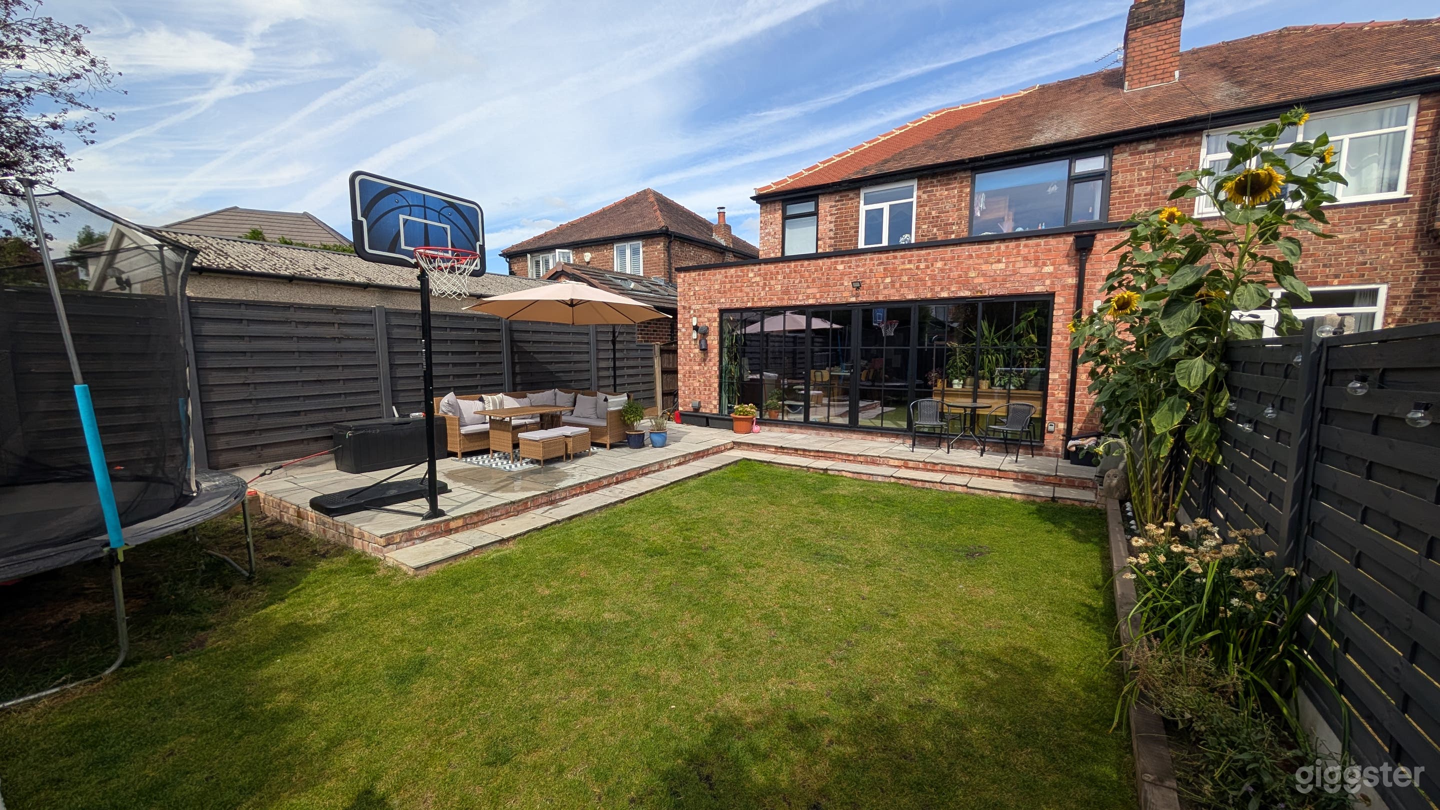 Modern large open plan Living space + Kitchen + Garden Photo 2