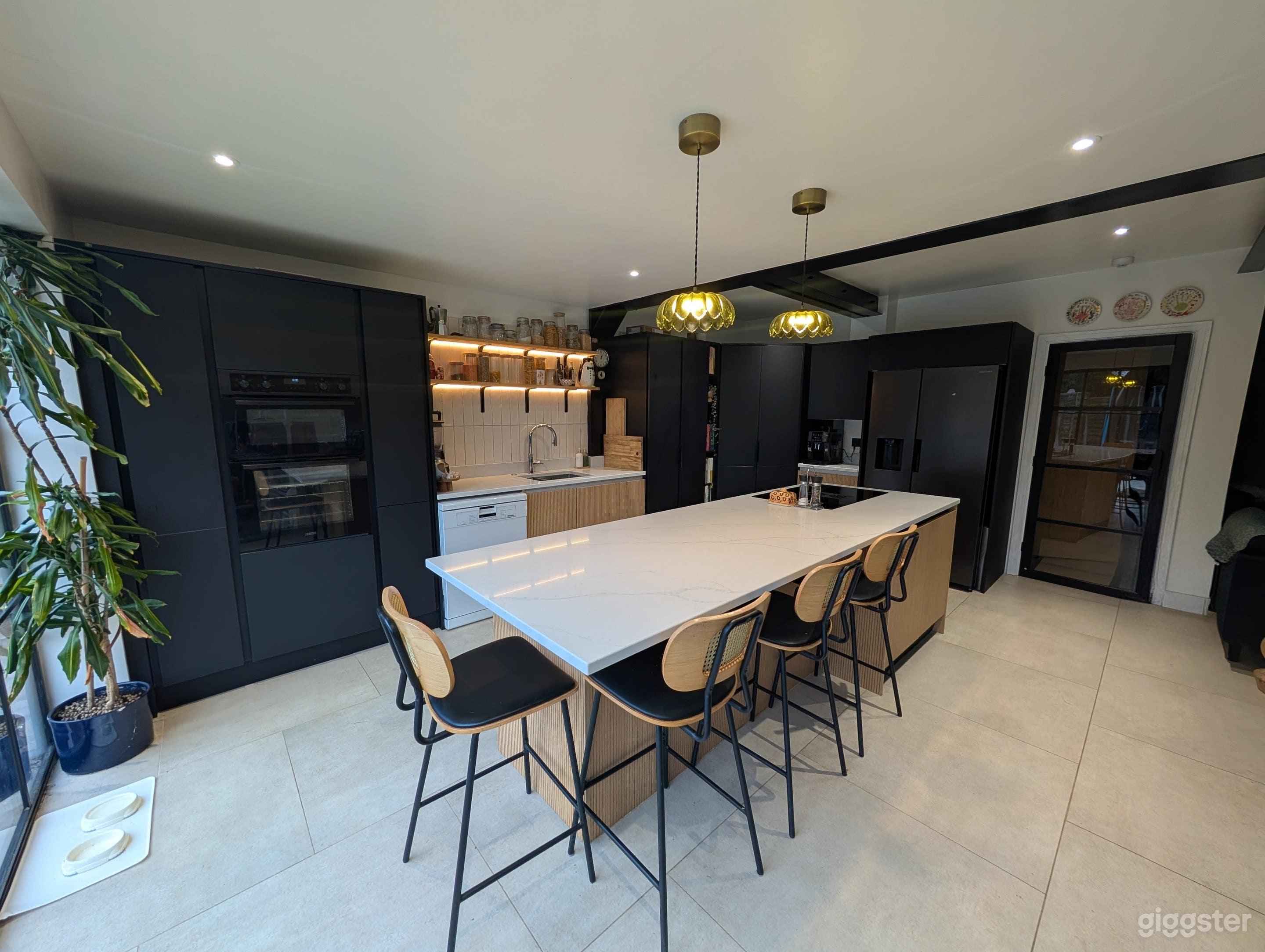 Modern large open plan living space and kitchen Photo 4