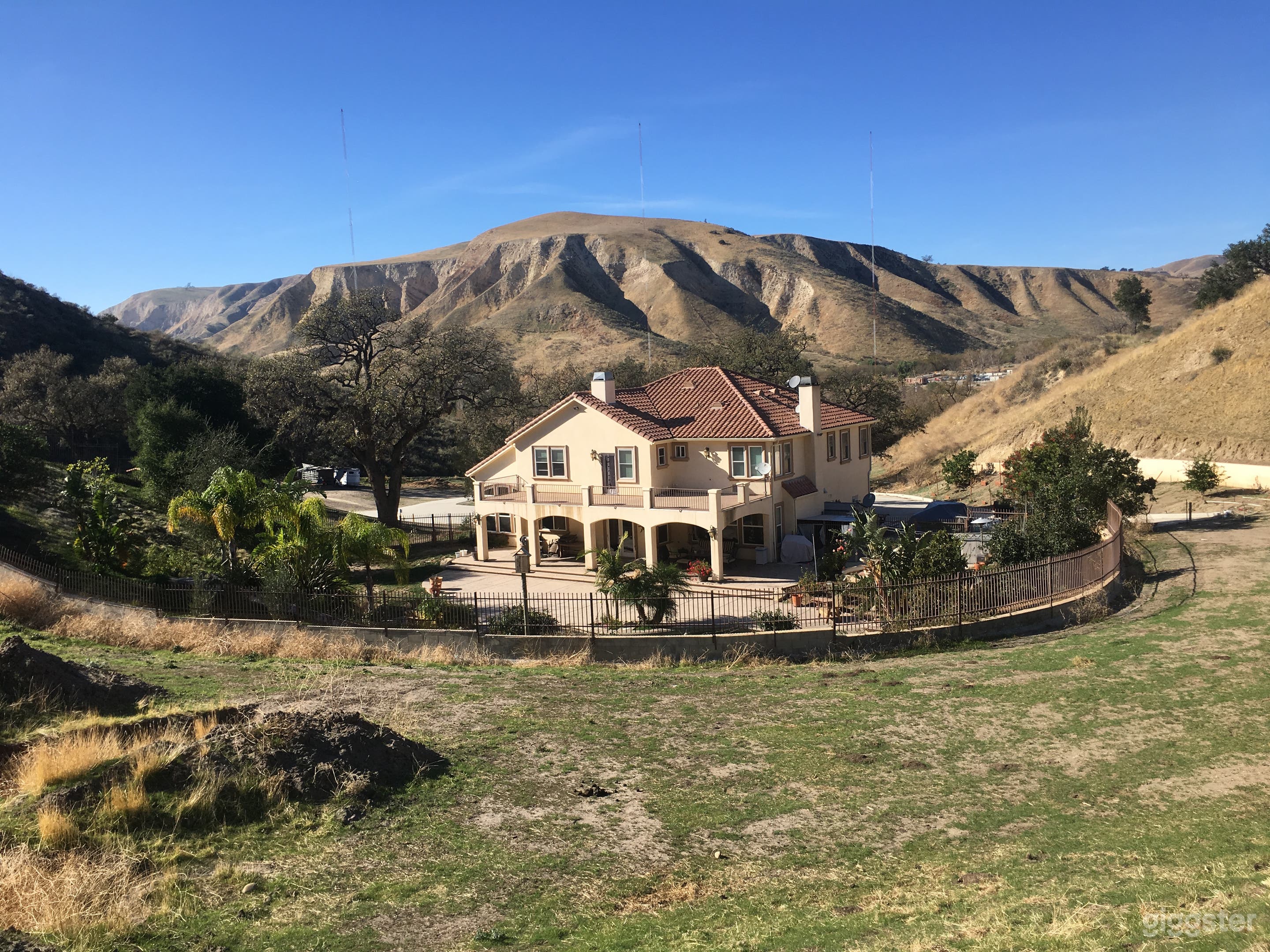 Ancient Oaks Rolling Hills PRIVACY and a taste of Tuscany all within mins of LA 
Entertainers Estate
Pool Slide Corrals ...
