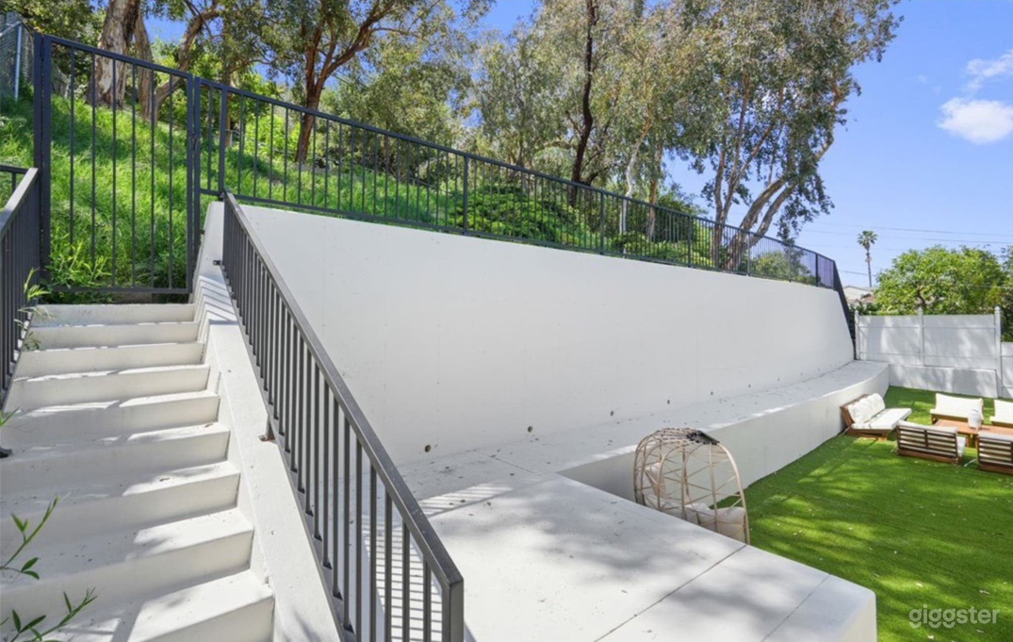 BRIGHT MINIMAL OASIS: WHITE WALLS, MODERN FLOW Photo 4