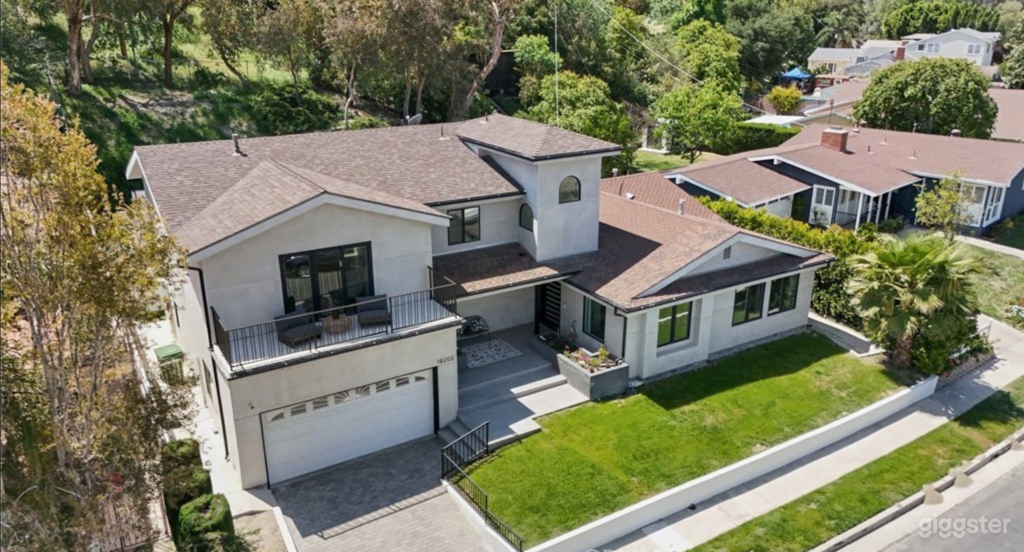 BRIGHT MINIMAL OASIS: WHITE WALLS, MODERN FLOW Photo 3