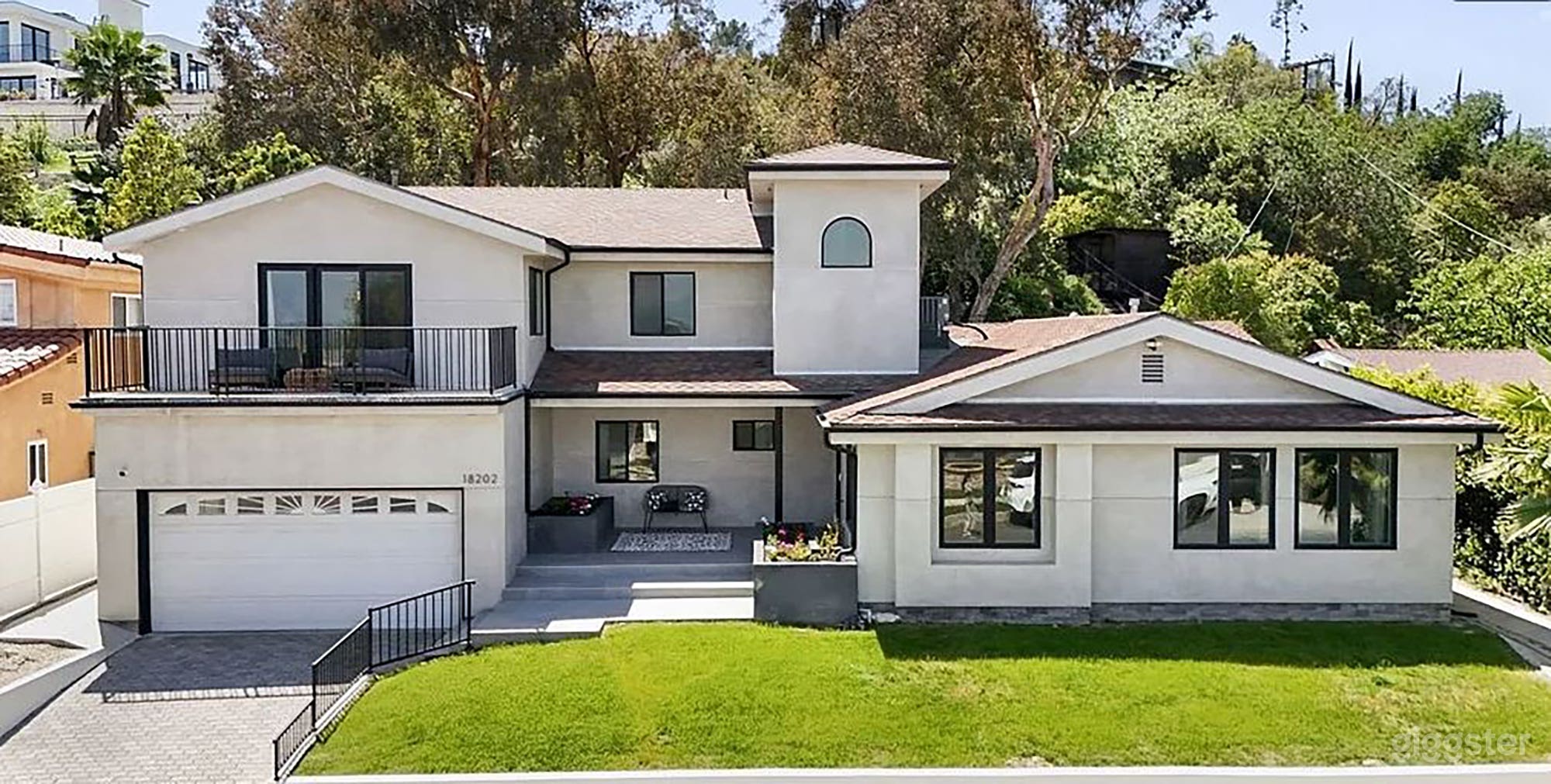 BRIGHT MINIMAL OASIS: WHITE WALLS, MODERN FLOW Photo 2