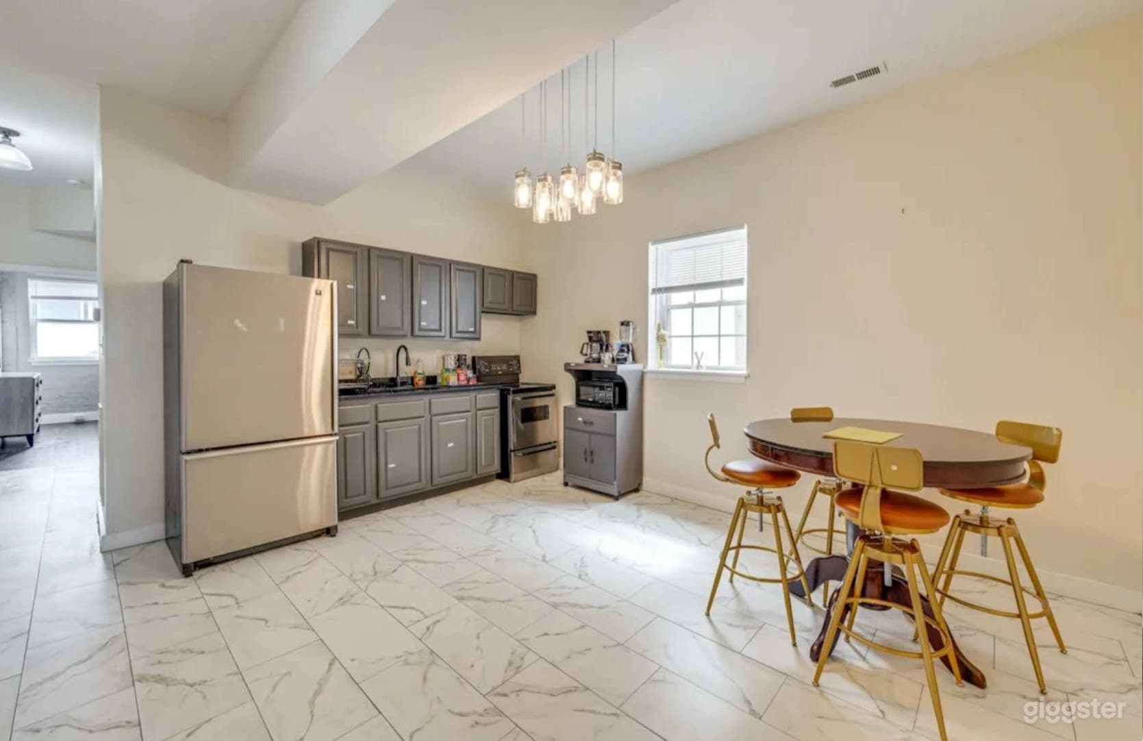 Luxurious Downtown Loft with Skyline View Photo 2