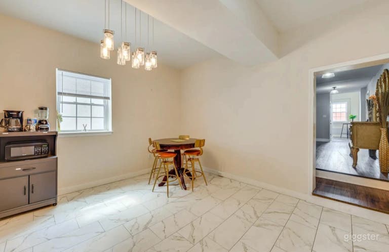  Luxurious Downtown Loft with Skyline View 