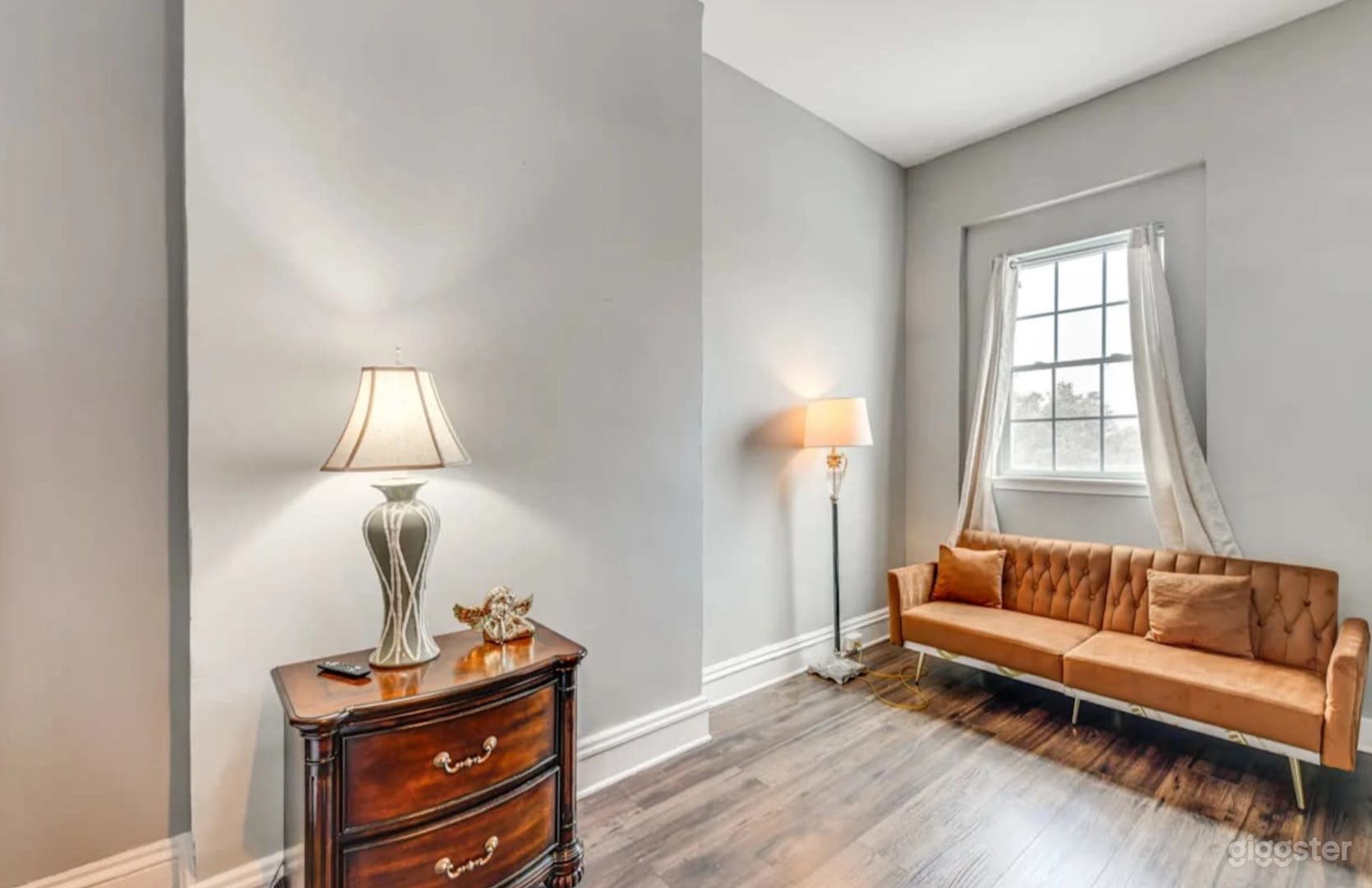 Luxurious Downtown Loft with Skyline View Photo 1