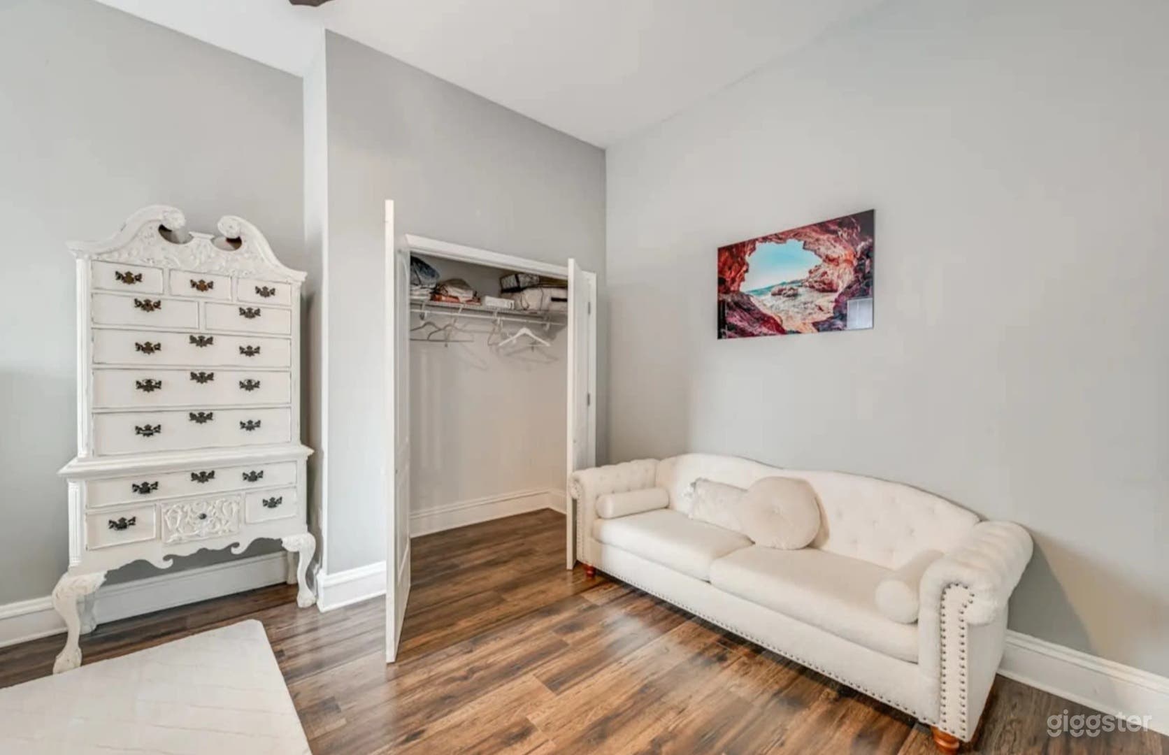 Luxurious Downtown Loft with Skyline View Photo 4