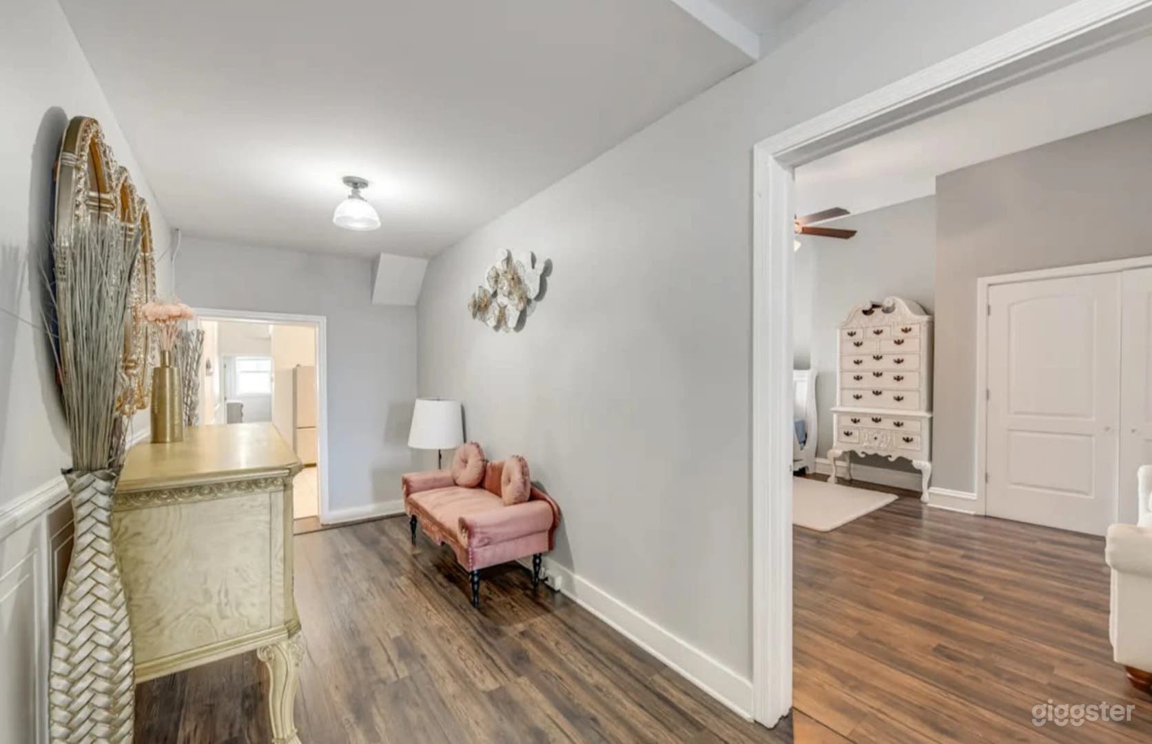 Luxurious Downtown Loft with Skyline View Photo 3