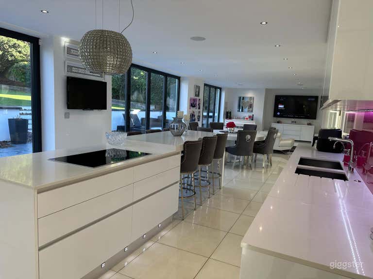  Stylish Four-Floor London Home with Unique Shoot Features 