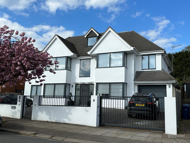  Stylish Four-Floor London Home with Unique Shoot Features 