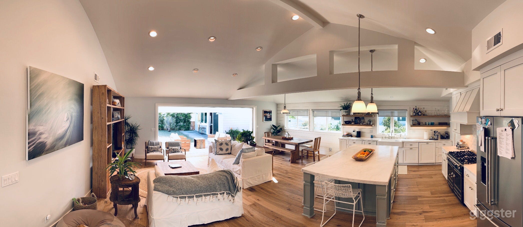 Luxurious Oasis by the beach with VIEWS!! Photo 4