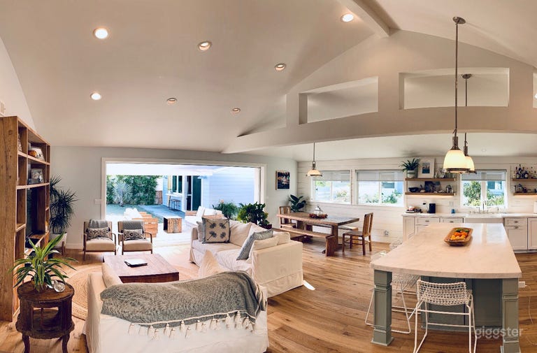  Luxurious Oasis by the beach with VIEWS!! 