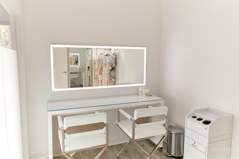  Spacious Dressing Room with Mirrors and Makeup Station – Designed for actors, models, and performers to prepare comfortably before shooting. 