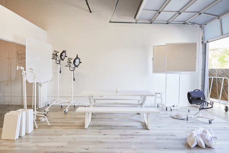  Content Creation Space with High-End Cameras and Audio Gear – Ideal for YouTube creators, vloggers, and professional shoots. 