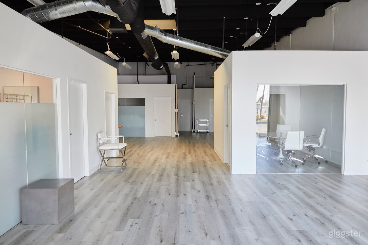 Full Production Studio with Professional Lighting and Backdrops – A modern video room equipped for filming, photography, self-tapes, and full video production.