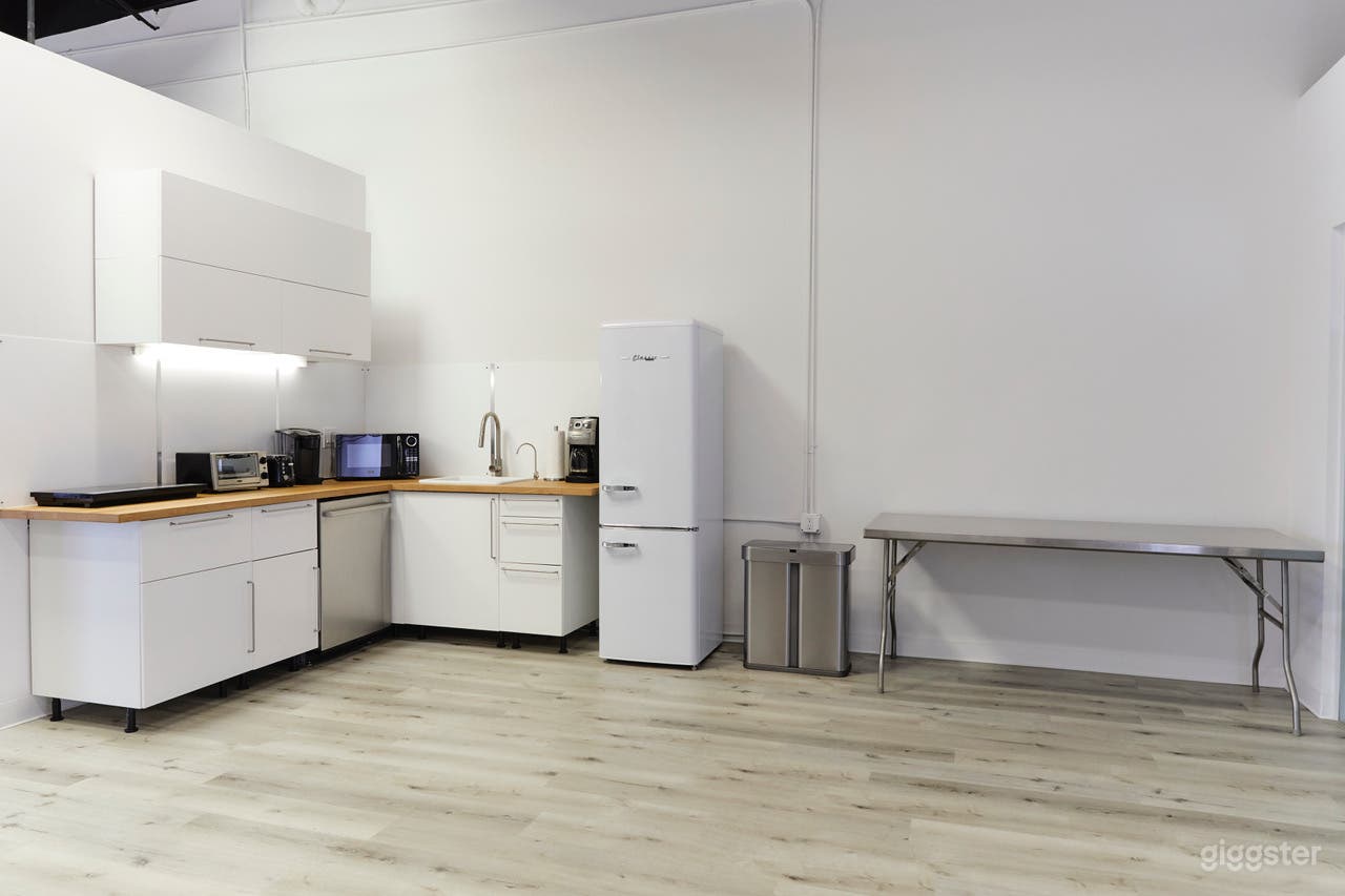 Studio Kitchen for Coffee, Snacks, and Crew Breaks – A convenient amenity for long productions and creative teams.