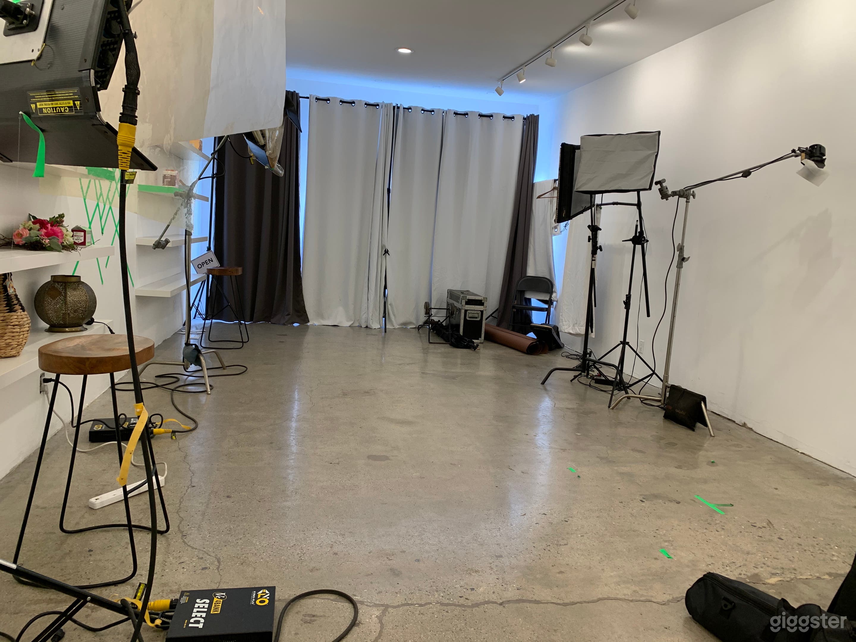 Turnkey Photo and Video Studio With Equipment Photo 2