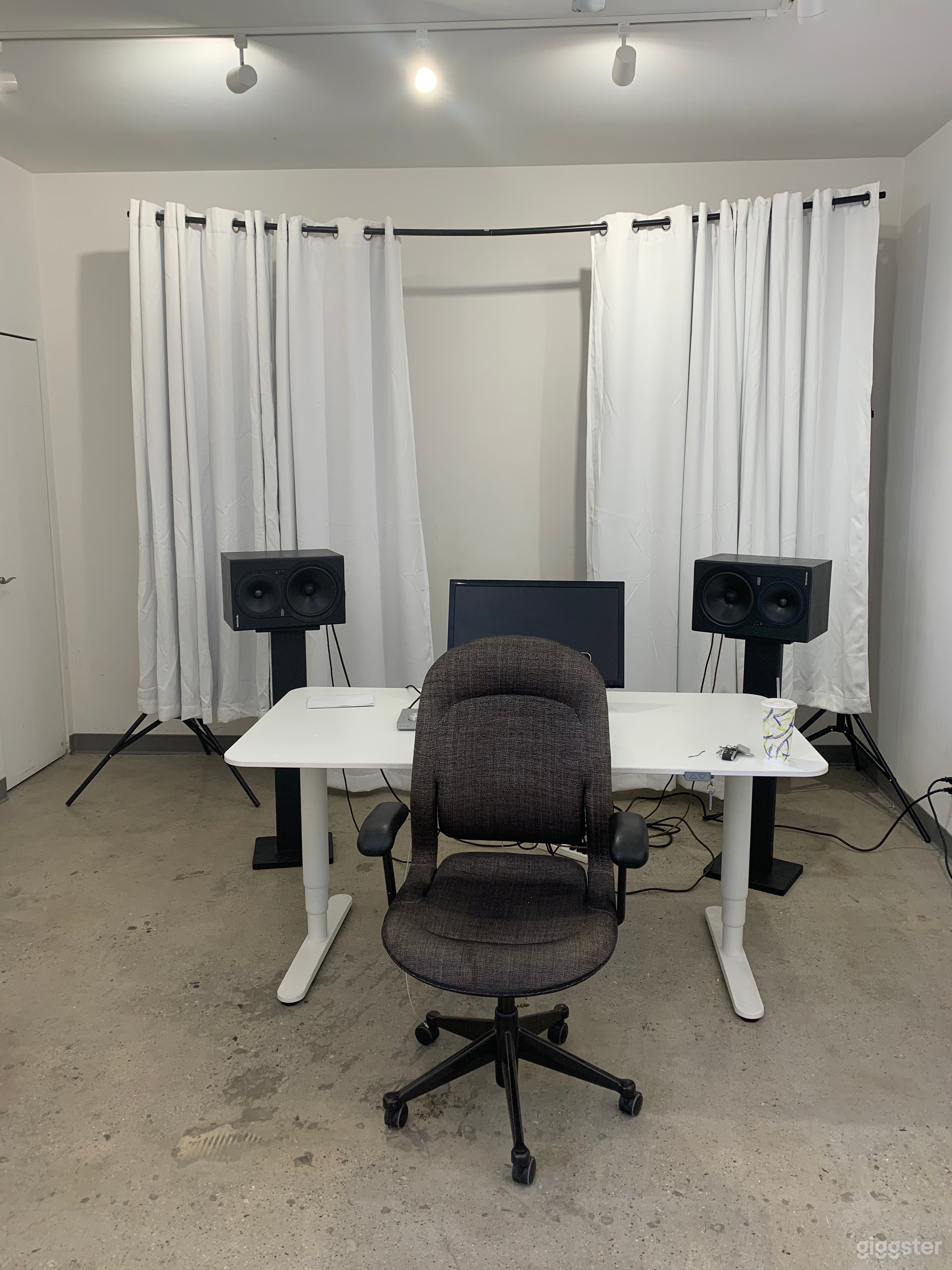 Turnkey Photo and Video Studio With Equipment Photo 3