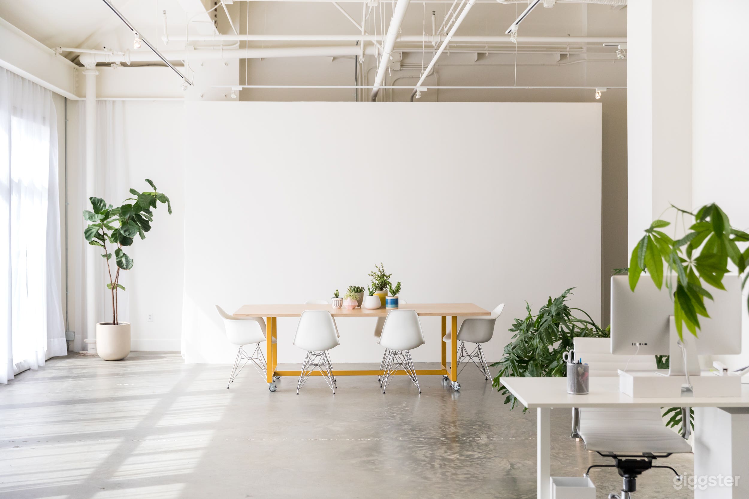 Spacious, Bright and Airy Studio on the Coast Photo 1