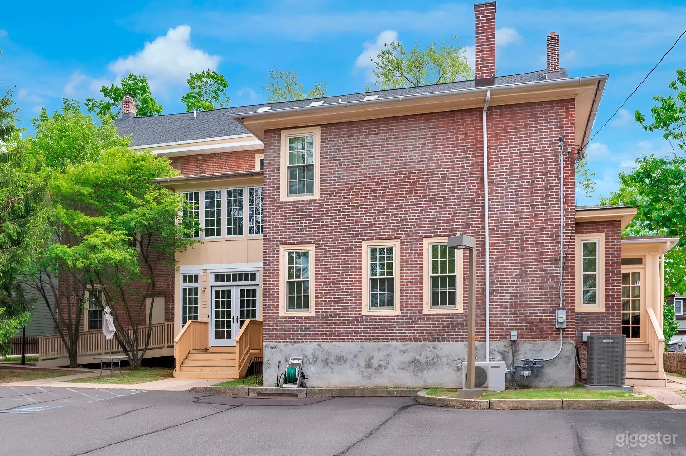Spacious Conference Room with AV & Flexible Seating Photo 4