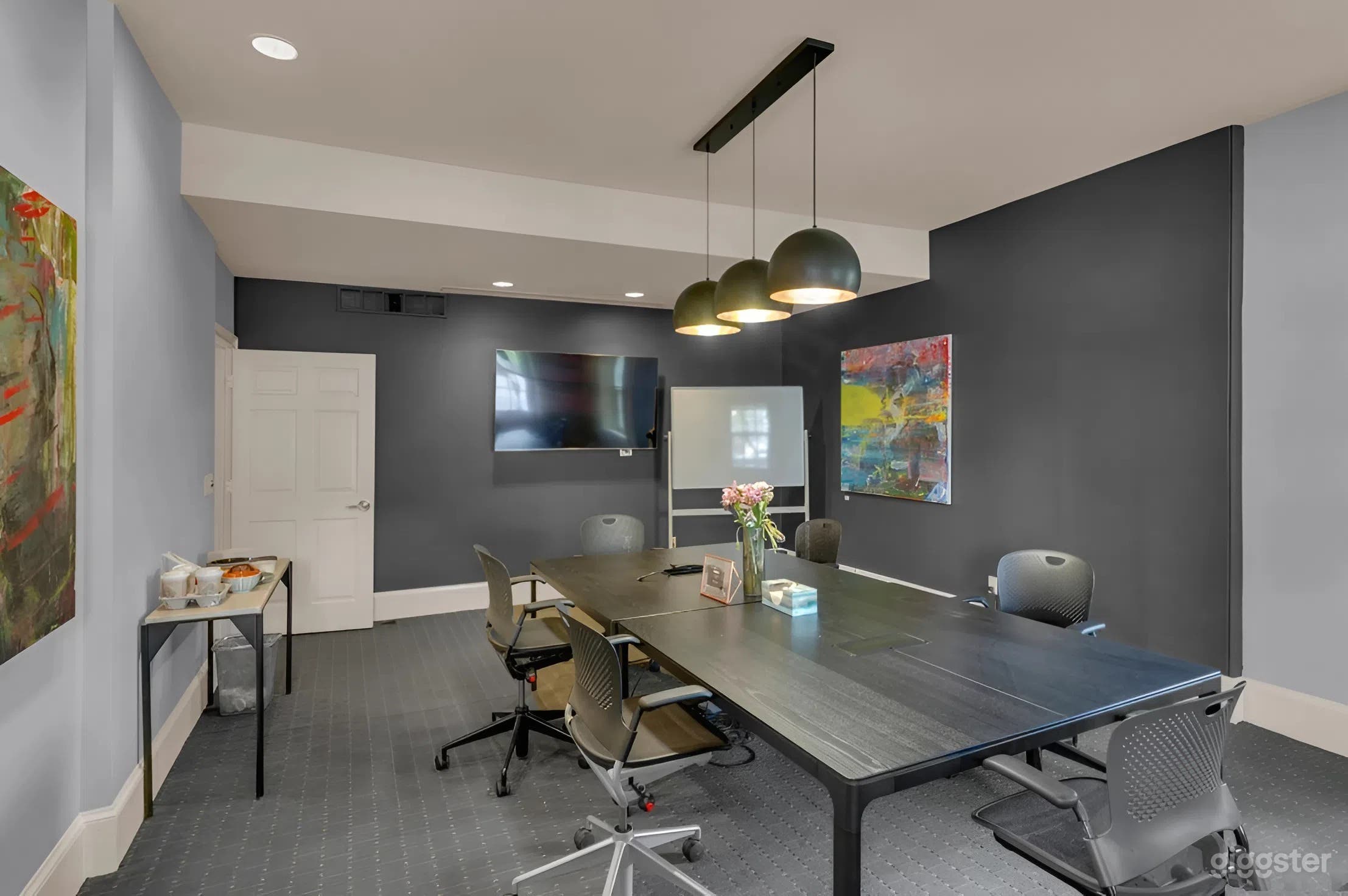 Spacious Conference Room with AV & Flexible Seating Photo 2