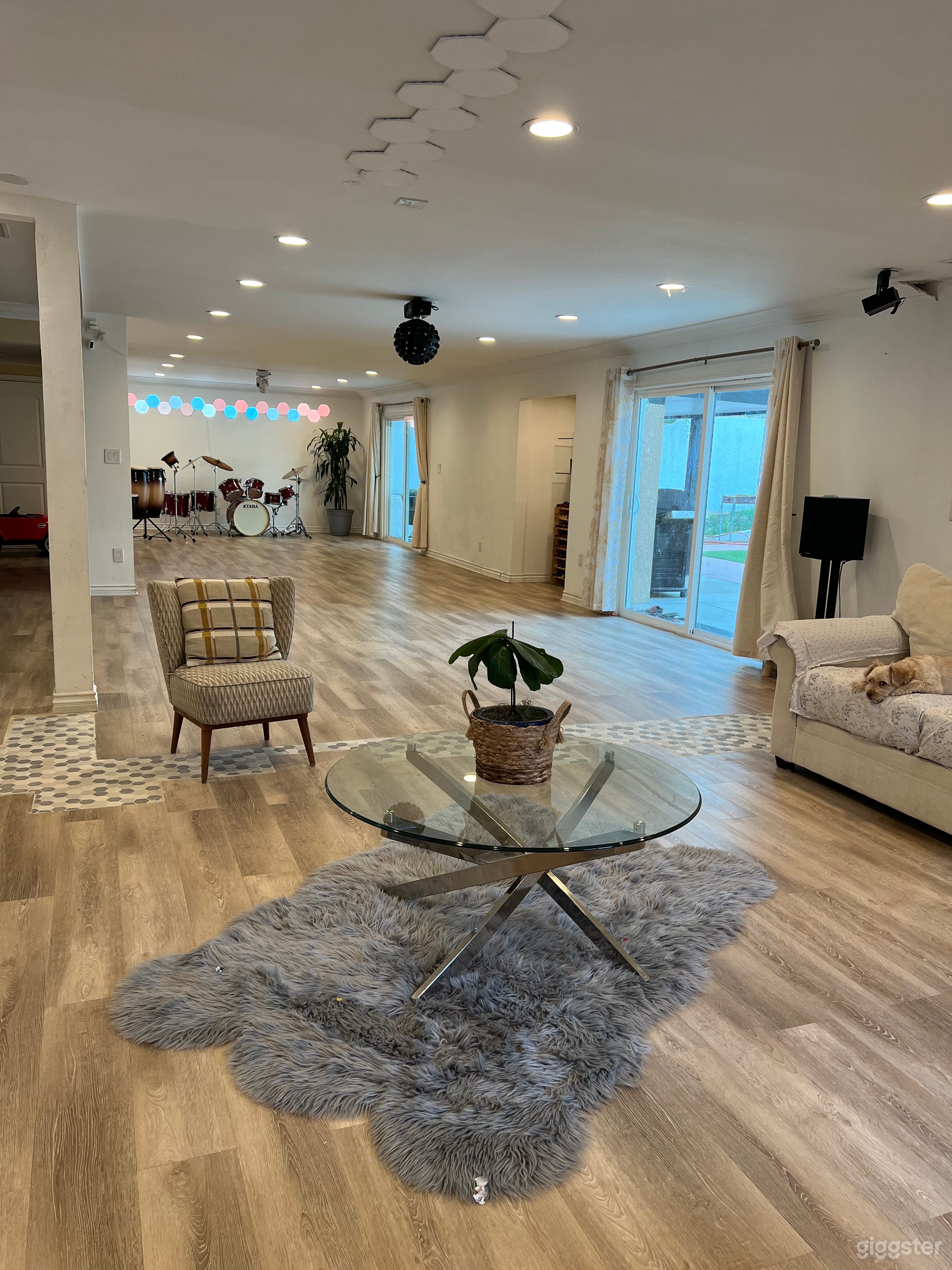 Inviting and elegant with luxurious finishes Photo 1