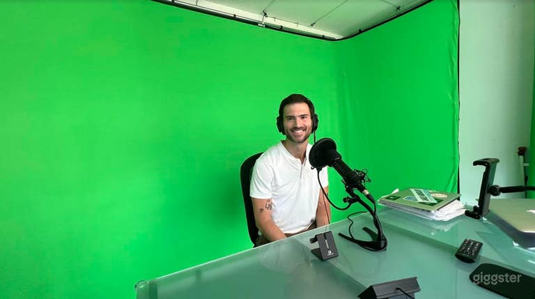  Professional Full Studio/ Video/ Podcast/ Youtube Studio 