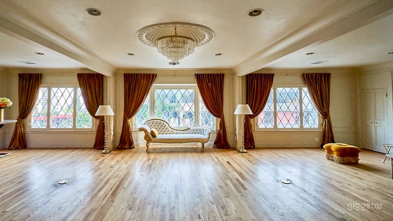  Old Hollywood Strip Private Lounge 
