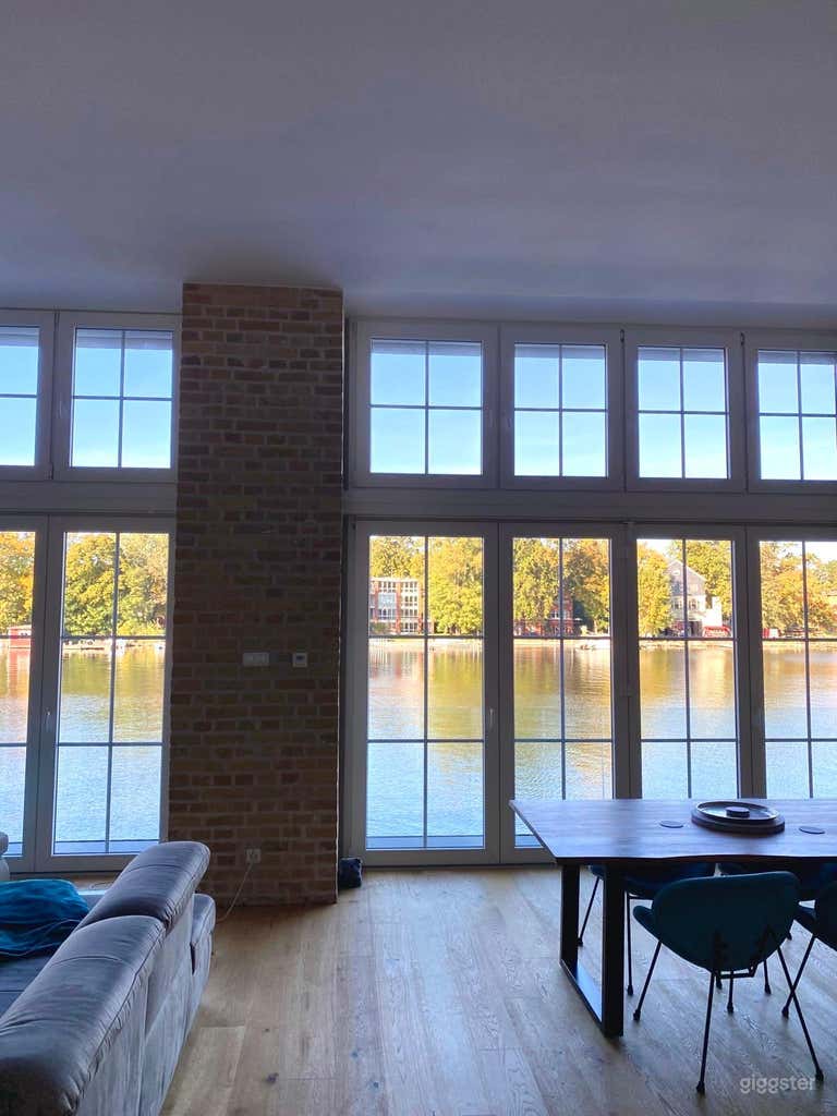  Geräumiges Loft mit offenem Grundriss, das von Tageslicht durchflutet wird. Der vollständige Blick auf das Wasser schafft eine ruhige, filmische Atmosphäre, die ideal für Dreharbeiten, Interviews oder intime Veranstaltungen ist. 