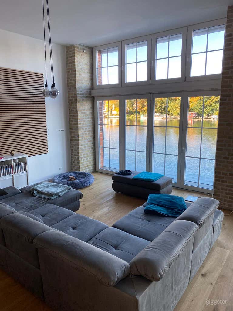  Gemütlicher Loungebereich mit Panoramablick auf das Wasser und echtem Holzboden. Perfekt für Lifestyle-Produktionen, private Veranstaltungen und kleine Zusammenkünfte. 