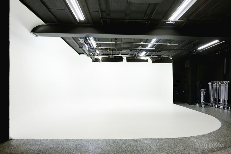 Mur cyclorama 2 murs : Aussi connu comme votre toile vierge — alors décorez-le, soyez créatif avec l'éclairage, ou exploitez ce fond blanc infini. Tout ce que vous pourriez vouloir faire avec un mur cyclorama de 24’ x 24’ x 11.6’, nous pouvons le réaliser. 