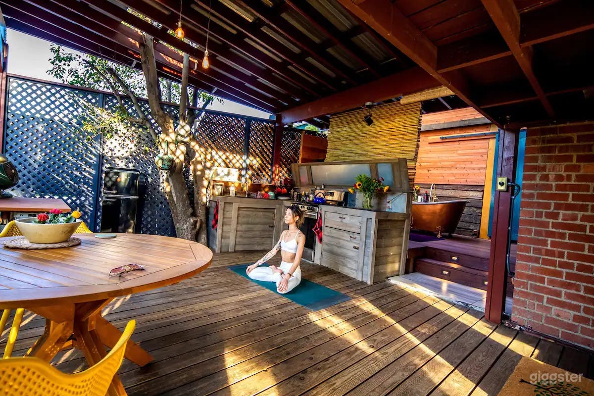 Outdoor Kitchen &amp; Ecolodge deck