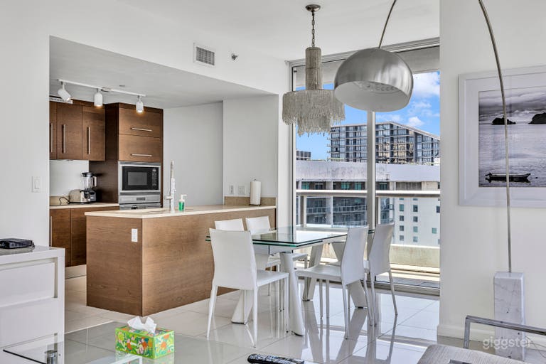  41st Floor Luxury Penthouse | Bay & Skyline Views | 2 Kings 