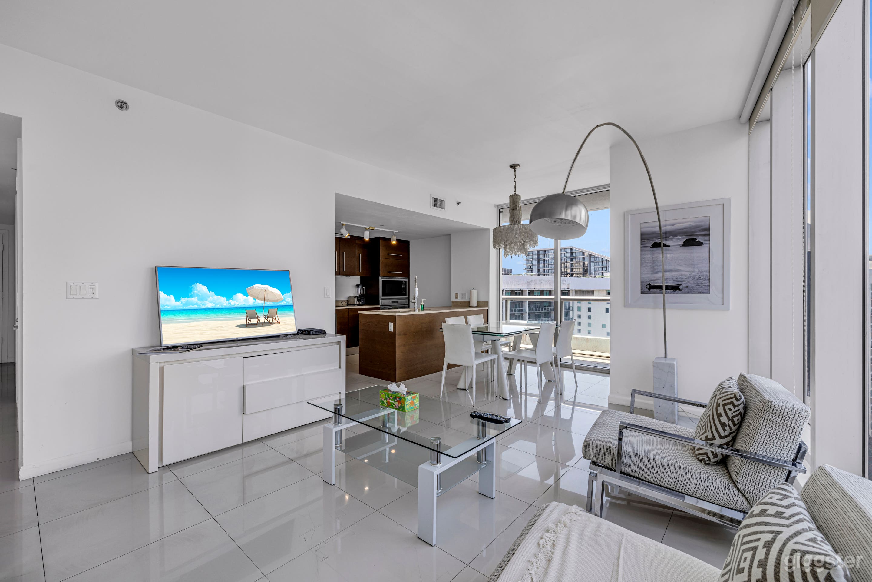 41st Floor Luxury Penthouse | Bay & Skyline Views | 2 Kings Photo 3