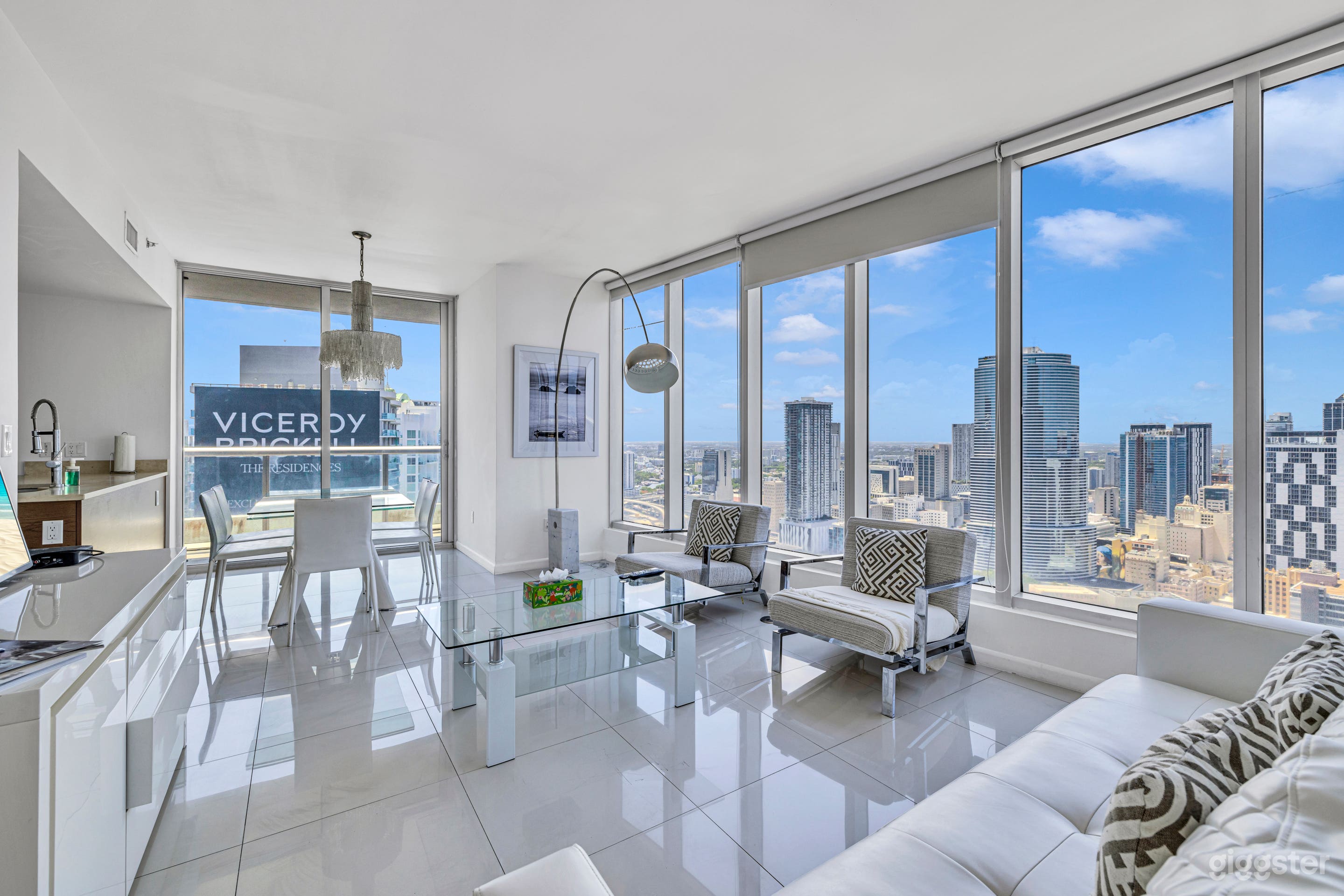 41st Floor Luxury Penthouse | Bay & Skyline Views | 2 Kings Photo 4
