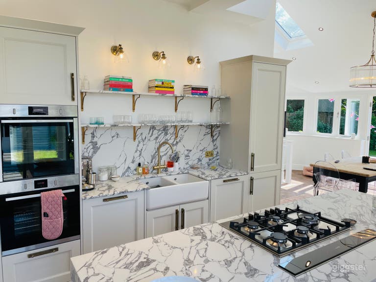  Newly fitted kitchen and stunning worktop 