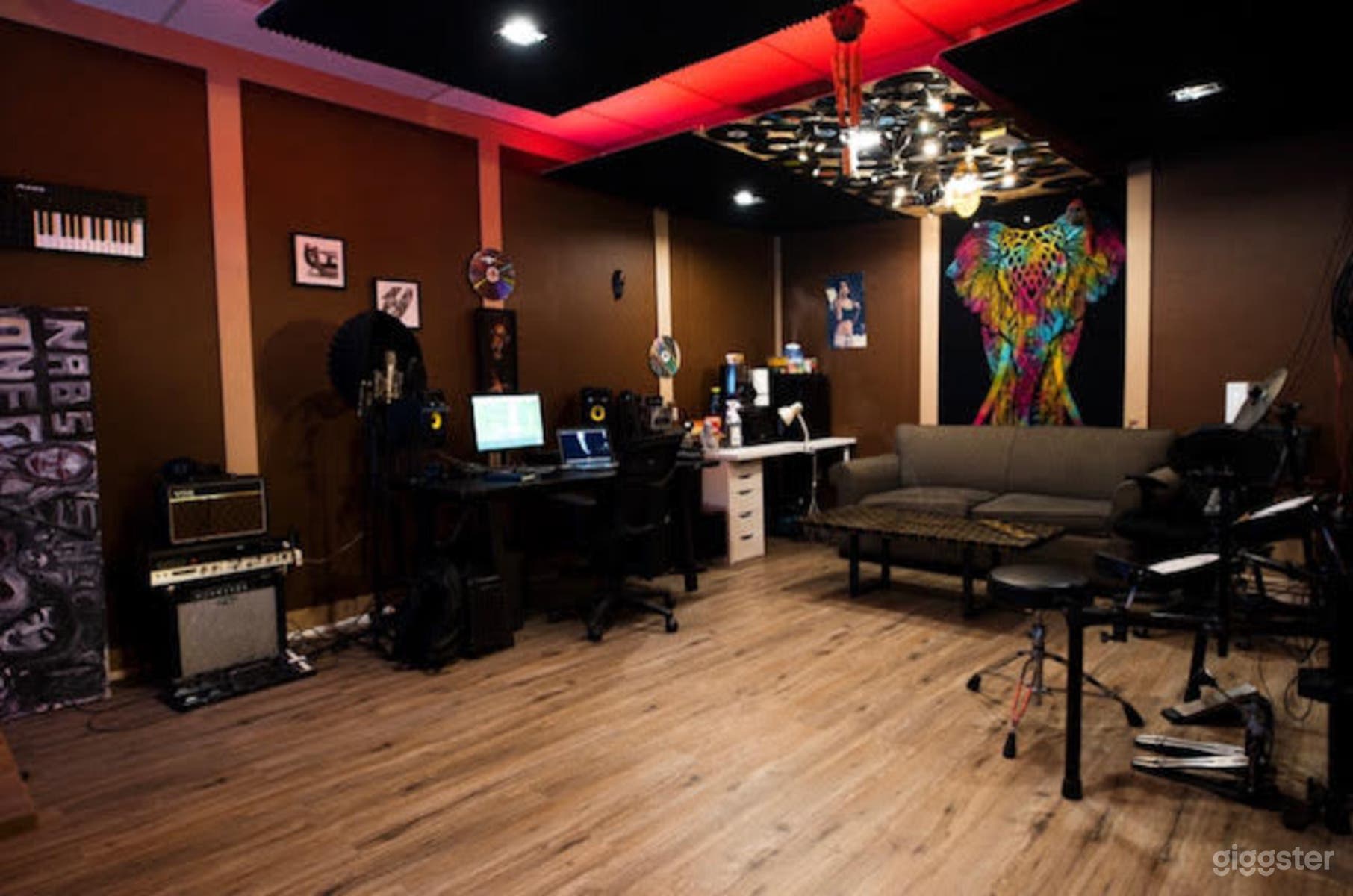 Warm &amp; Artsy Music Studio Photo 2