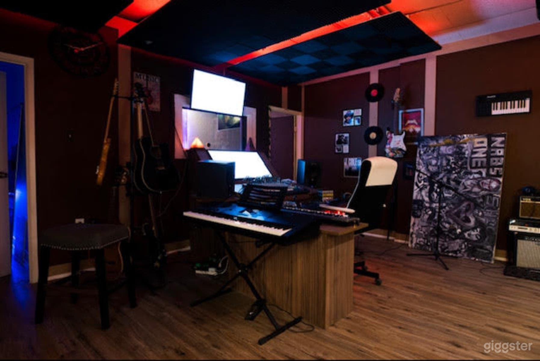 Warm &amp; Artsy Music Studio Photo 3